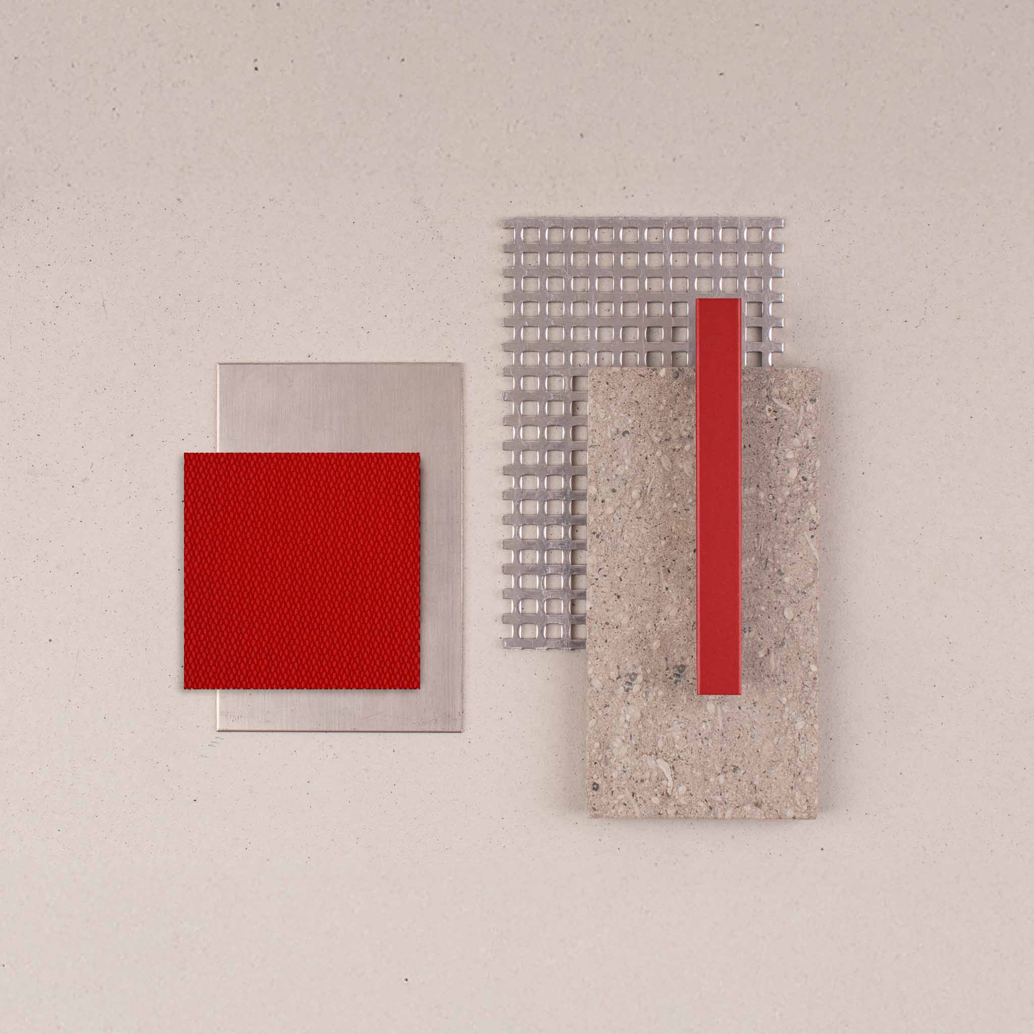Deux mat&eacute;riaux rectangulaires : tissu rouge sur plastique transparent &agrave; gauche, b&eacute;ton gris avec bande rouge et grille grise en arri&egrave;re-plan &agrave; droite.